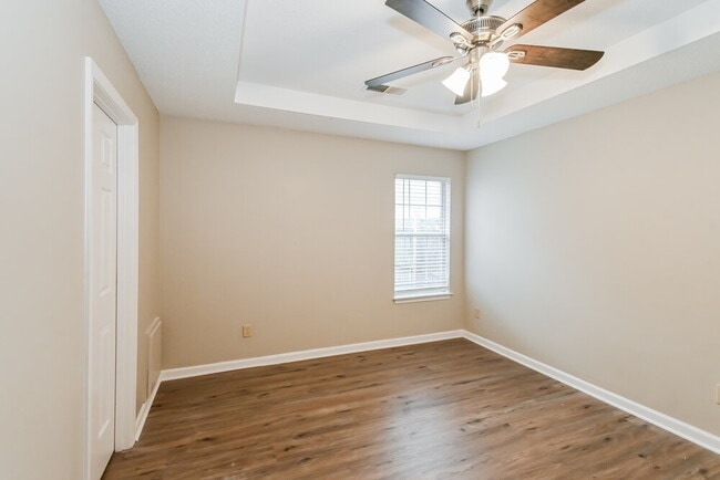 Building Photo - 180 Garden View Dr