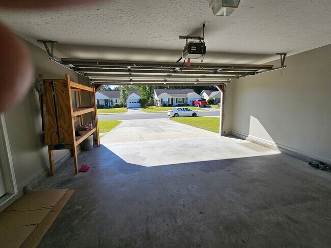 Building Photo - 3 bedroom, 2 bath home in the Neighborhoods of Holly Ridge Community