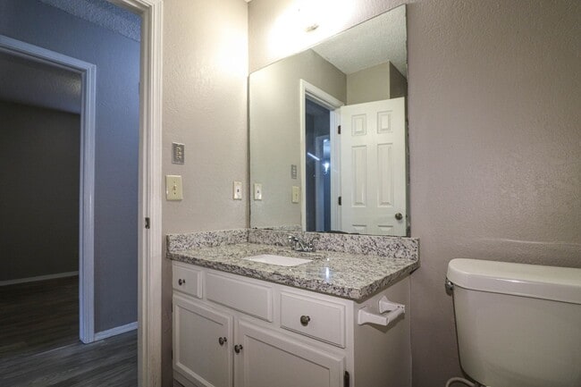 Building Photo - Cozy & Updated