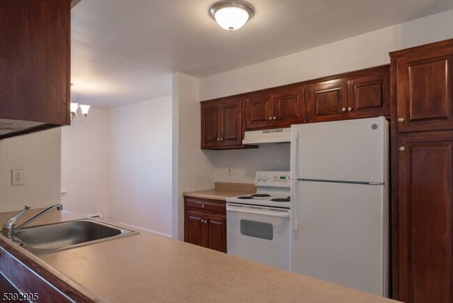 Building Photo - 135 S Maple Ave