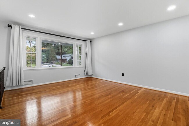 Building Photo - 5023 King Richard Dr