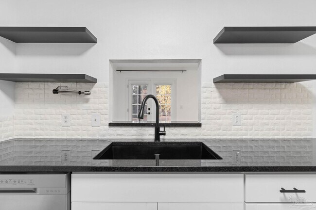 Building Photo - 707 Majestic Dr