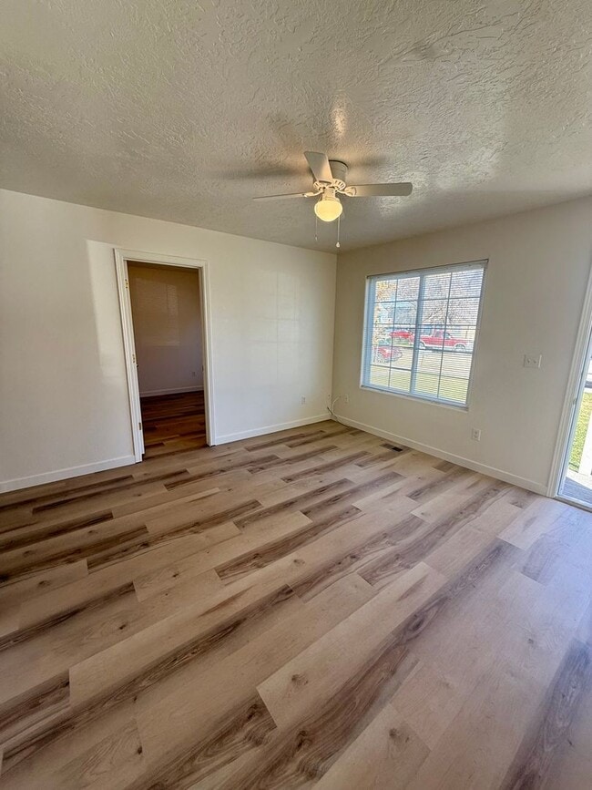 Building Photo - 3 bed 1 bath duplex