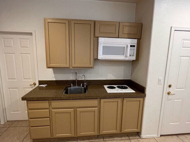 Building Photo - Stunning 3 bedroom 3 bath with Guest House in Sun City Anthem for 55+!