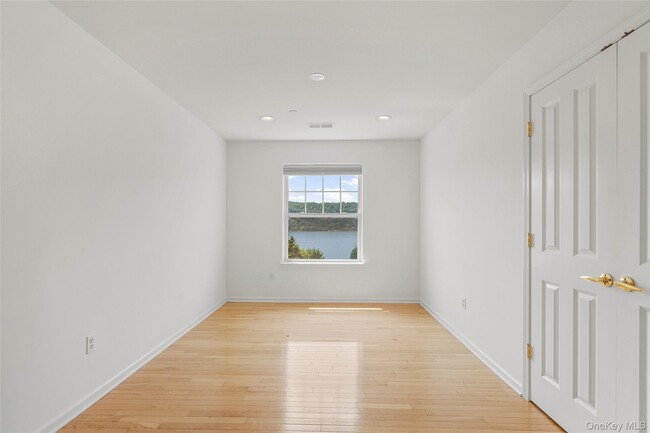 Building Photo - 402 Waterview Dr