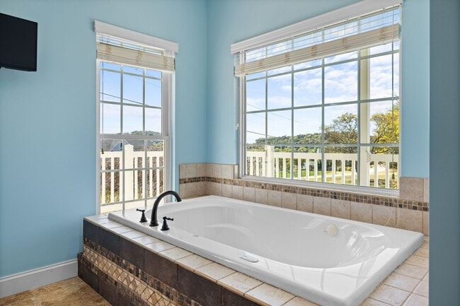 Building Photo - Greenback 37742 - 4 bedroom, 4.5 bath home - Contact Jeremy Logan (865) 307-2273