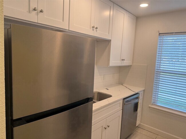 Building Photo - 6525 Renwick Dr