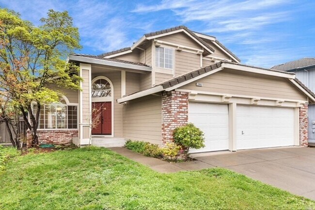 Building Photo - Solar - Huge Savings - 4 Bedrooms - 3 Bath...