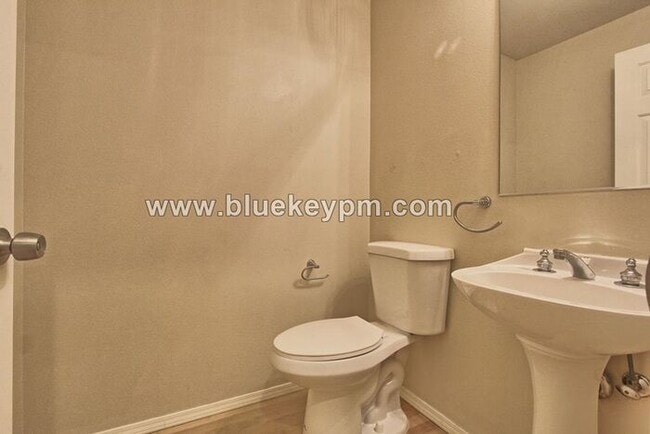 Building Photo - 2 Bed, 2.5 Bath Townhome Near Willamette Park