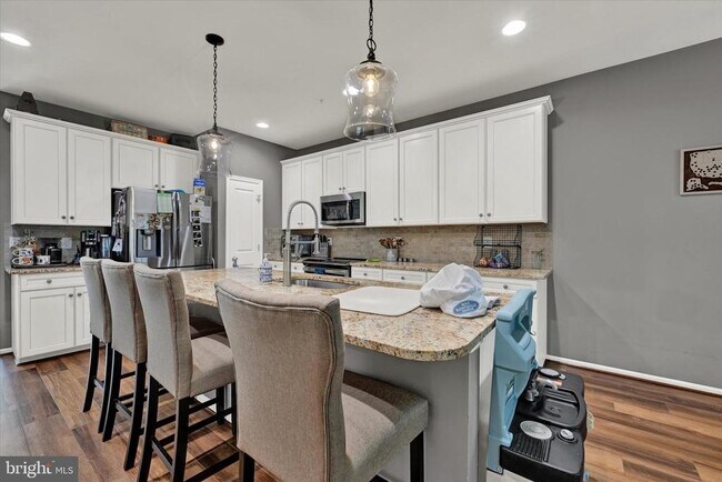 Building Photo - 7650 Lyndon Ct