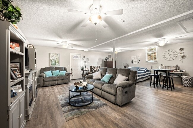 Building Photo - 808 Water View Terrace