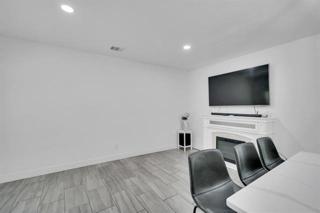 Building Photo - 206 E Chico Dr