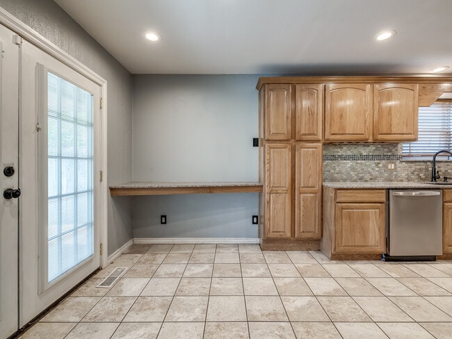 Building Photo - 3900 Hiddleston Cir