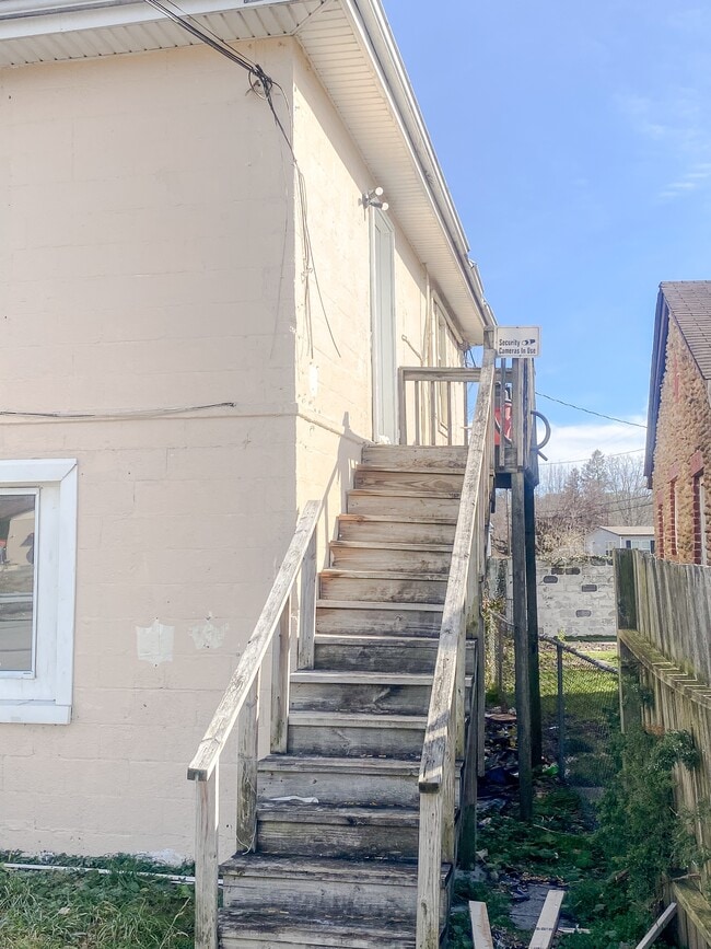 Building Photo - 237 Elm St