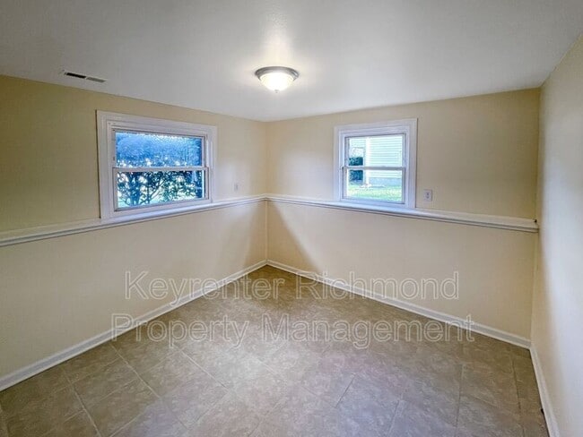 Building Photo - 927 Pleasant St