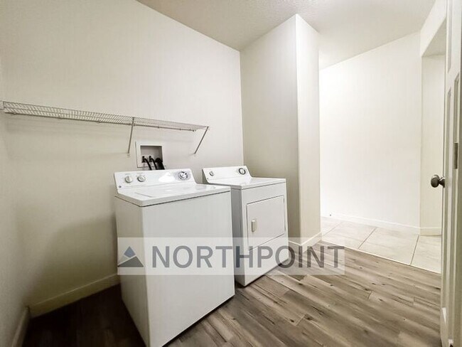 Building Photo - Summerlane Townhome - 2 Bed 1 Bath - 50% Off 1st Months Rent!!! - HOA Paid!!!