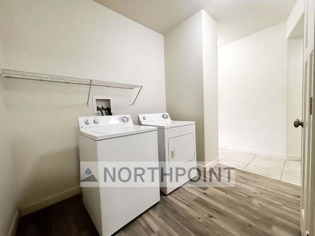 Building Photo - Summerlane Townhome - 2 Bed 1 Bath - HOA PAID!