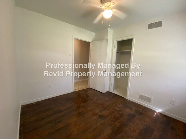 Building Photo - Large 3 bedroom home!