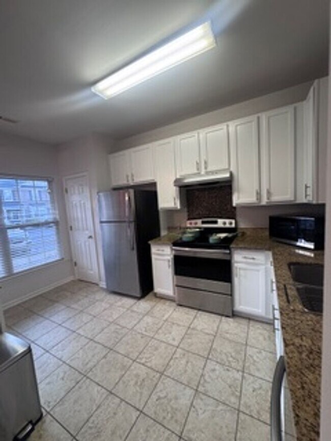 Building Photo - Wonderful townhome in Perfect Location