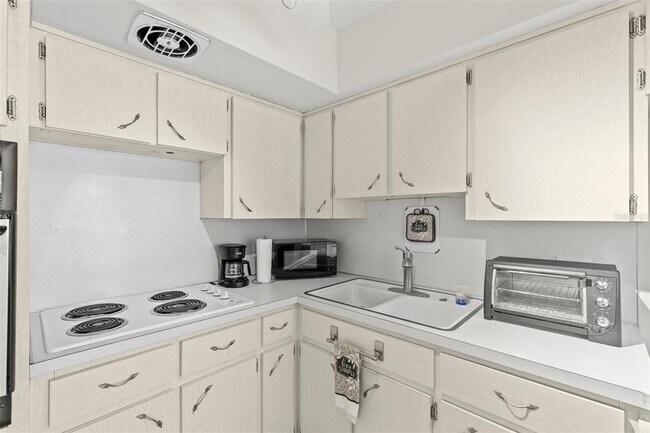 Building Photo - 2426 Persian Dr
