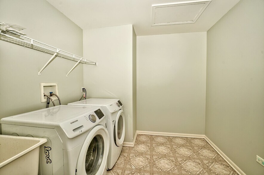 Building Photo - 447 Cardinal Ln