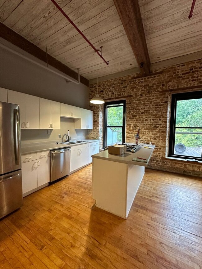 Building Photo - 1 bedroom condo on the river