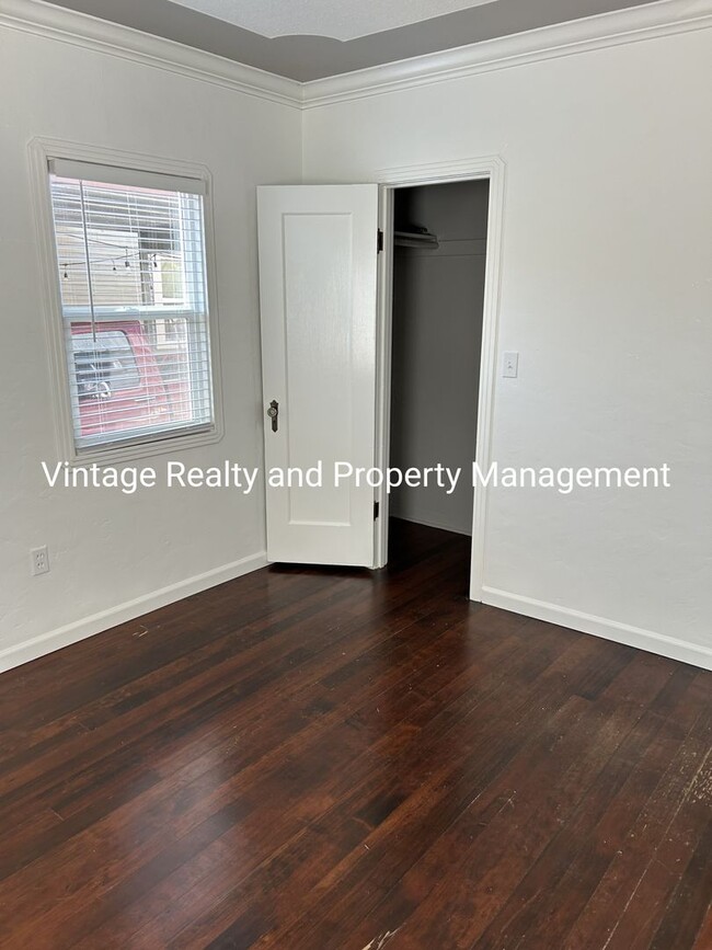 Building Photo - Updated 2 Bedroom Classic Home That's Ready To Go!!!