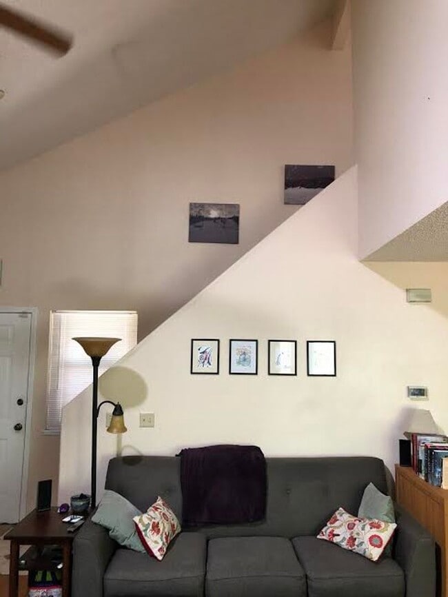 Building Photo - 4 Bd, 2 Ba, Home, Quiet Neighborhood, Great Floorplan, Mature Landscaping!