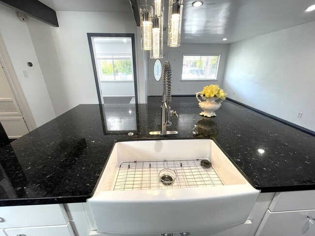 Building Photo - 8824 Tyrone Ave