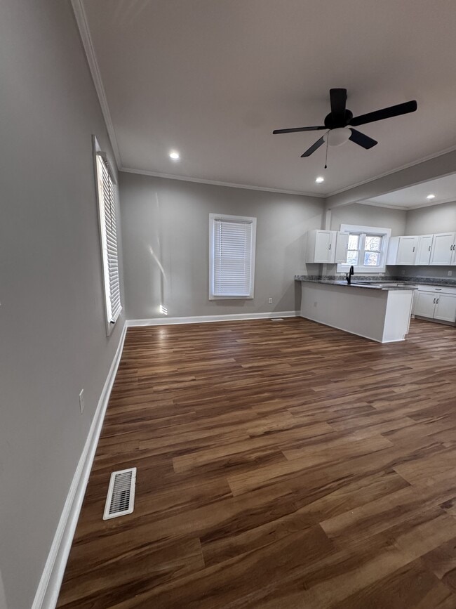 Building Photo - 616 Poplar Ave