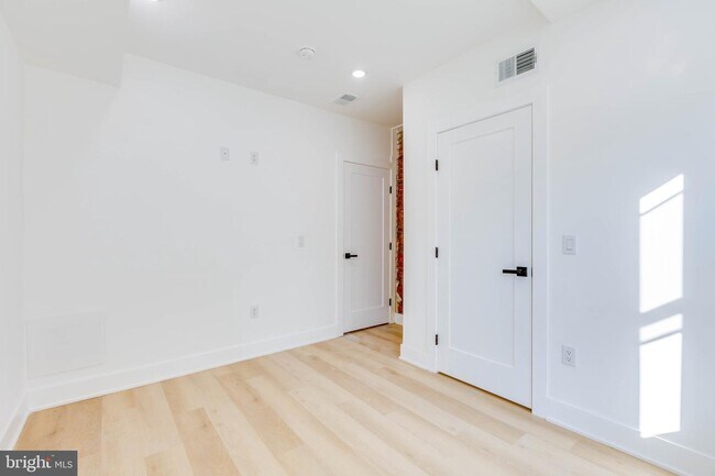 Building Photo - 6027 Delancey St