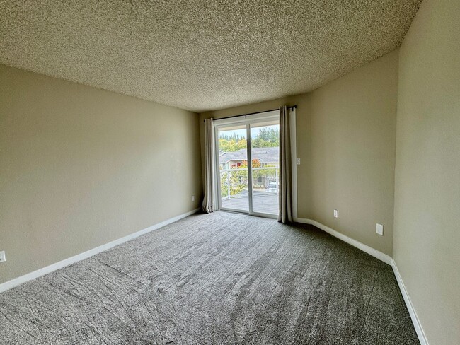 Building Photo - Downtown Poulsbo water view condo...comple...
