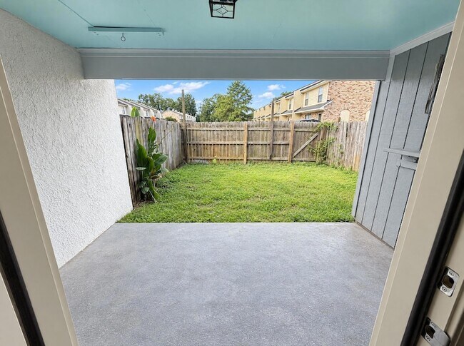 Building Photo - 5769 Dewsbury Ln