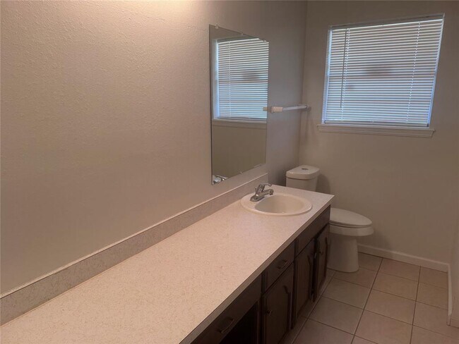 Building Photo - 425 Meadow Lake Dr