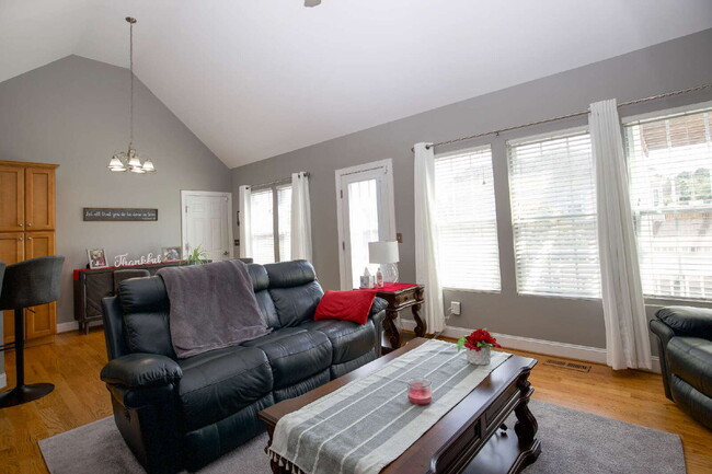 Building Photo - Charming 3 BR/2BA Ranch with fully fenced ...