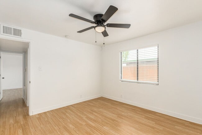 Building Photo - 2 Bed | 1 Bath - Updated Ground Floor Unit