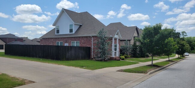 Building Photo - 3 bedroom 2.5 bath / Community pool / 2 ca...