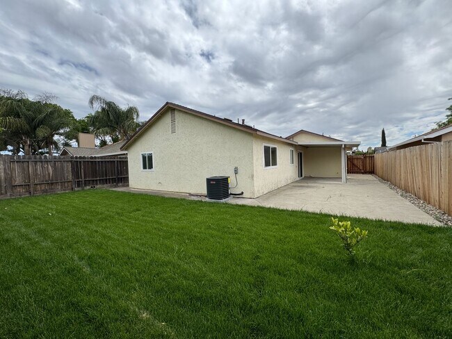 Building Photo - Four Bedroom, Two Bathroom Home For Rent