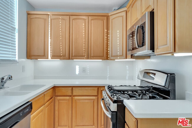 Building Photo - 432 N Palm Dr