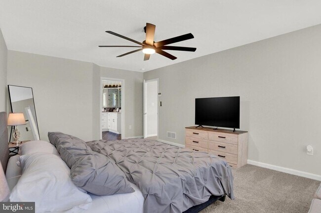 Building Photo - Spacious 4BR House in Lewisberry