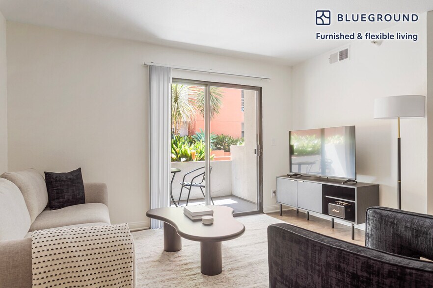 Building Photo - 10977 Bluffside Dr
