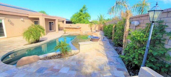 Building Photo - Hidden gem in prestigious community of Palm Desert - Convineant to access from everywhere.
