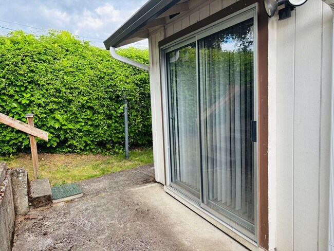Building Photo - Bright 2 BR Carter Park Living with Fireplace, Carport, and Tons of Storage!