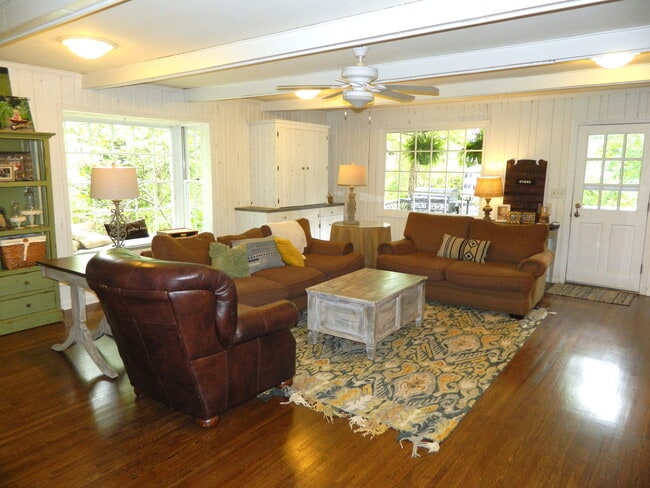 Building Photo - 744 McClure Dr