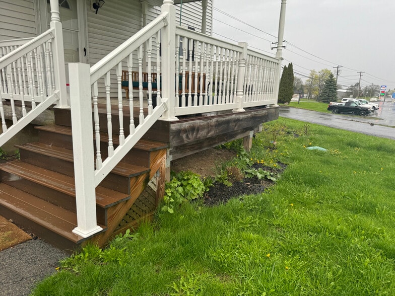 Building Photo - 687 Western Turnpike