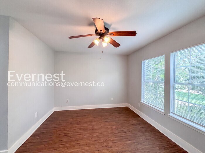 Building Photo - 1043 Grassy View Dr