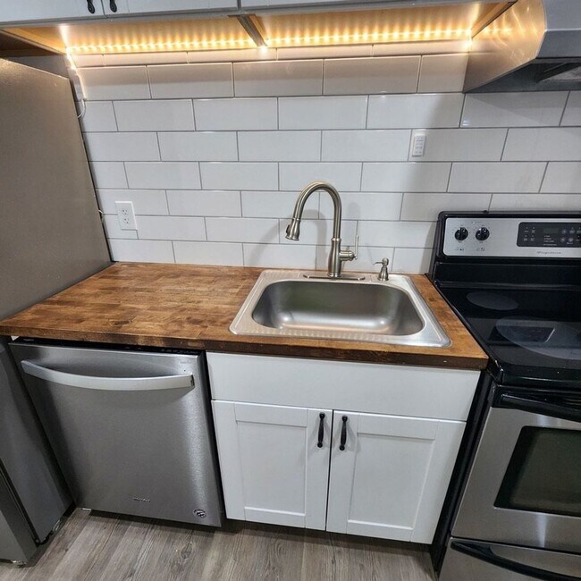 Building Photo - 2108 Laurel