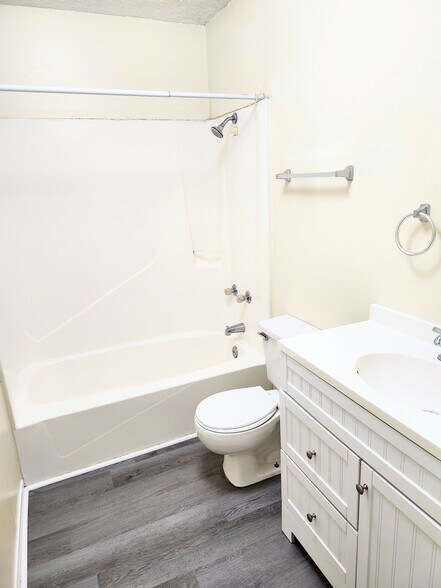 tub & shower combo - 5230 Beach Dr