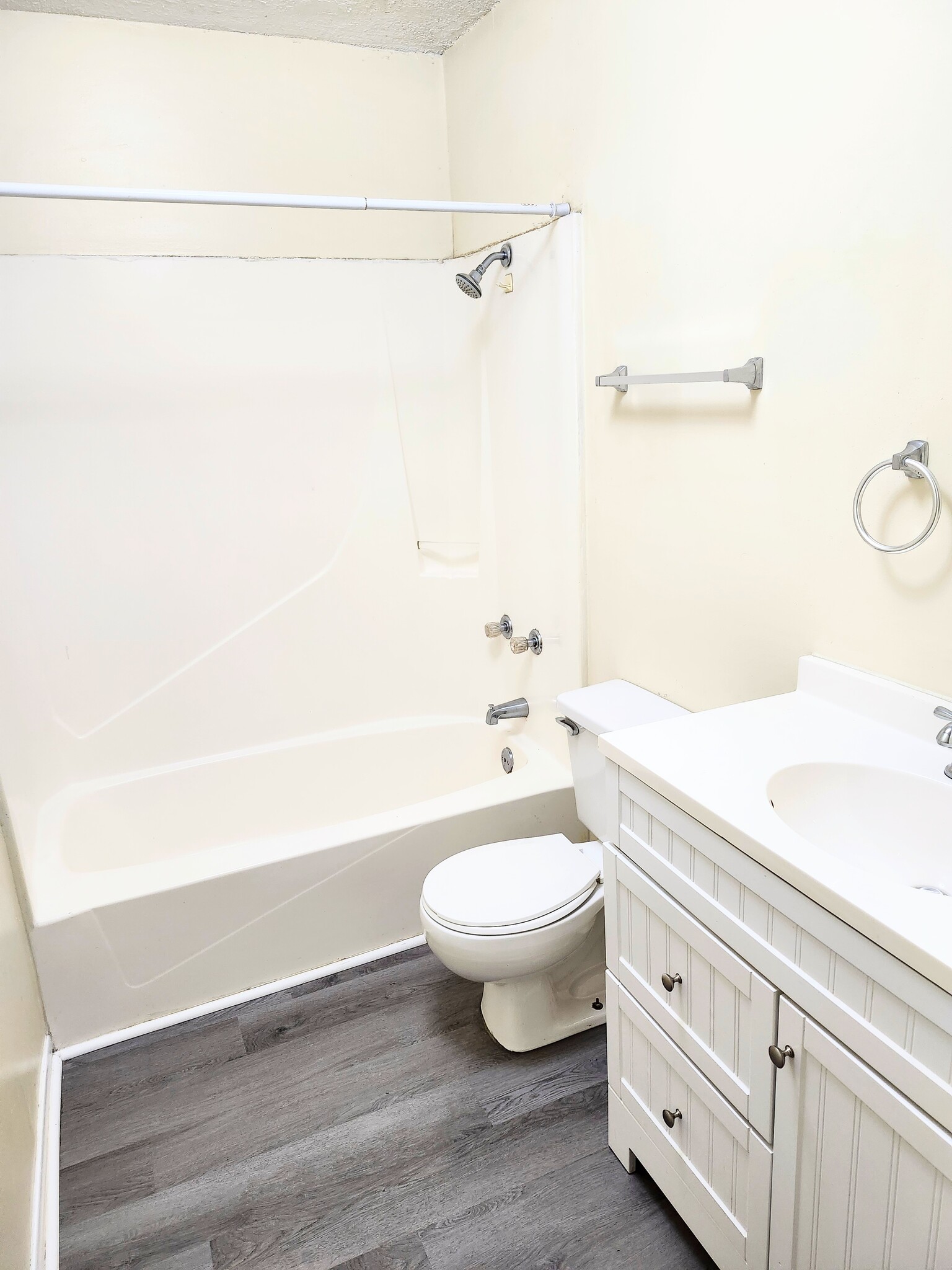 Building Photo - 5230 Beach Dr