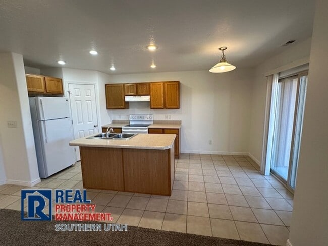 Building Photo - Hidden Valley Townhome